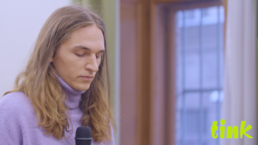 die person maja mit lila pulli und einem mikrofon in der hand