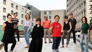 Neun Mitglieder des Festivalteams fotografiert auf dem Dach eines Gebäudes im Stadtzentrum Hamburgs.
