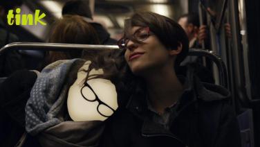 Zwei Personen sitzen in den Öffis